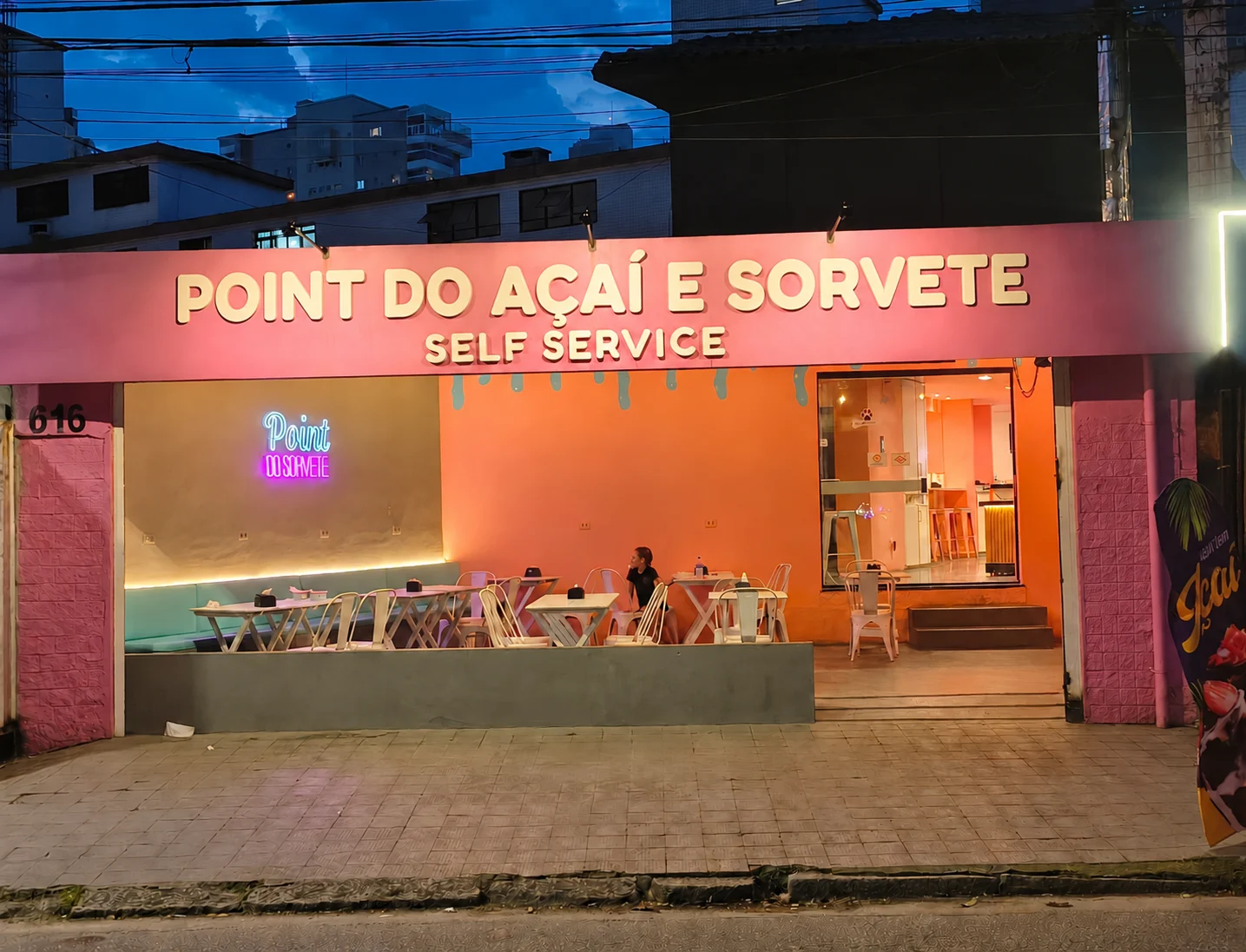 Fachada com letreiro Point do Açaí e Sorvete na Avenida Siqueira Campos, 616