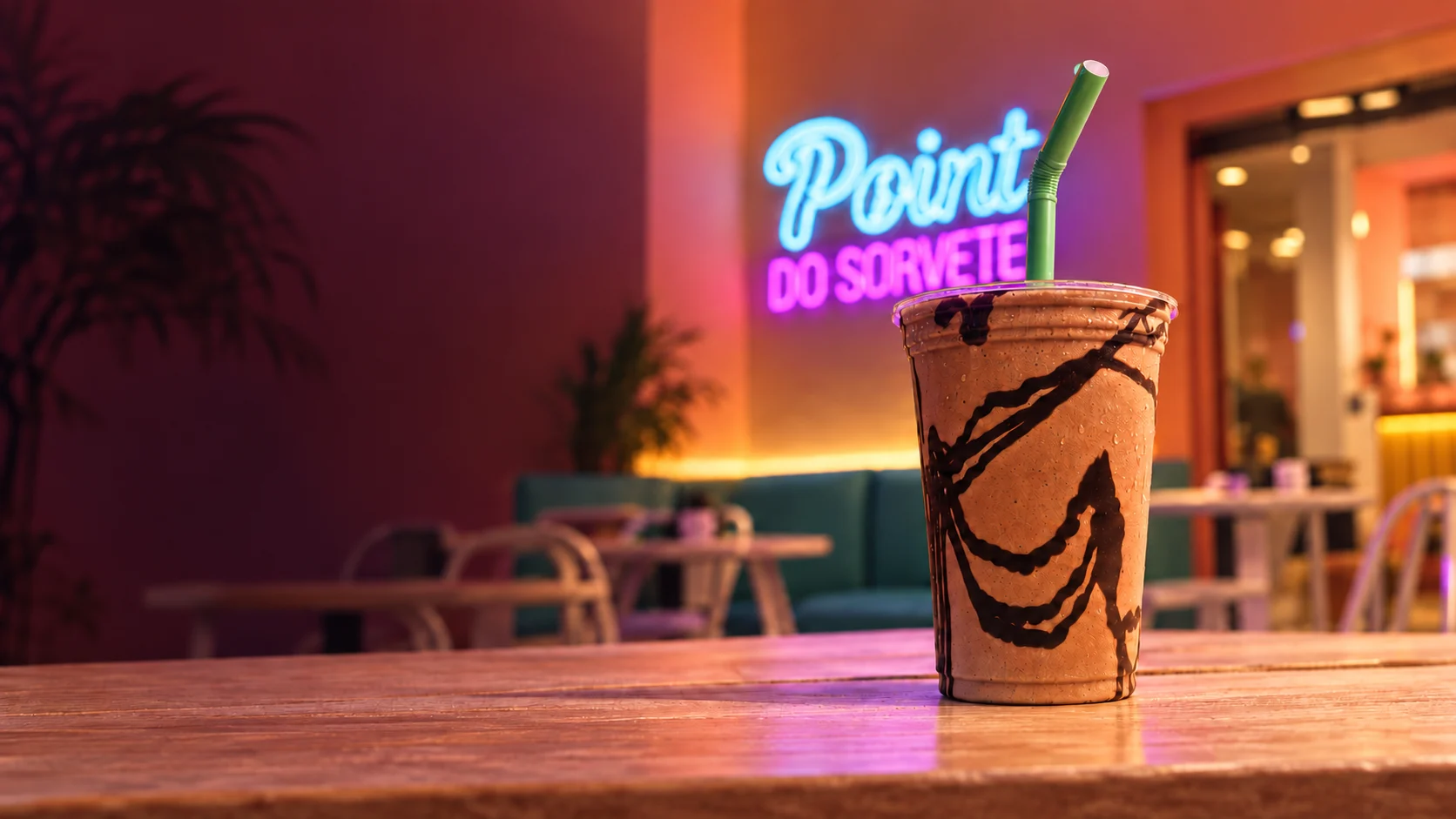 Milkshake com calda e canudo verde, inspirado no Point