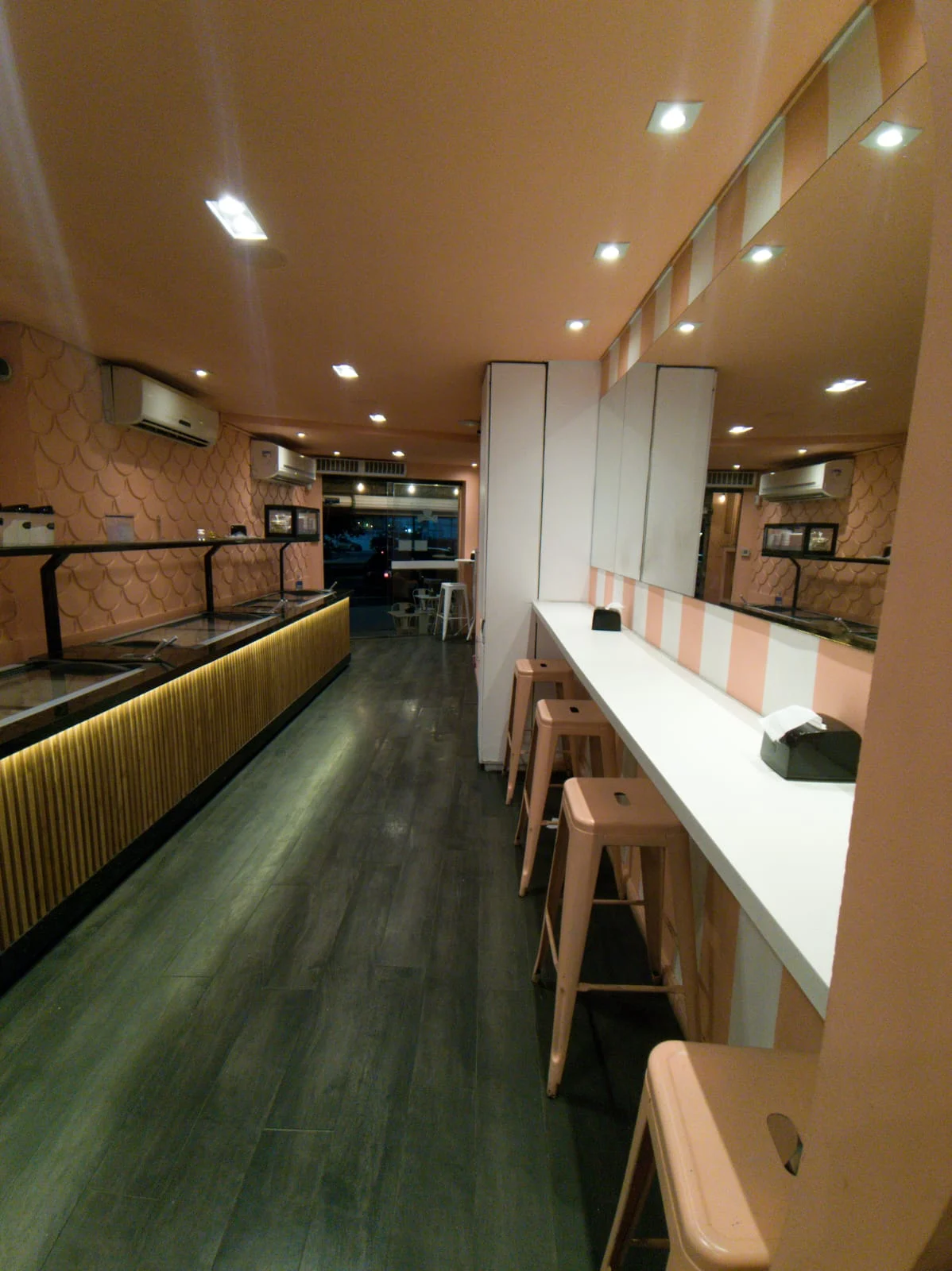 Bancos e mesas no interior da sorveteria