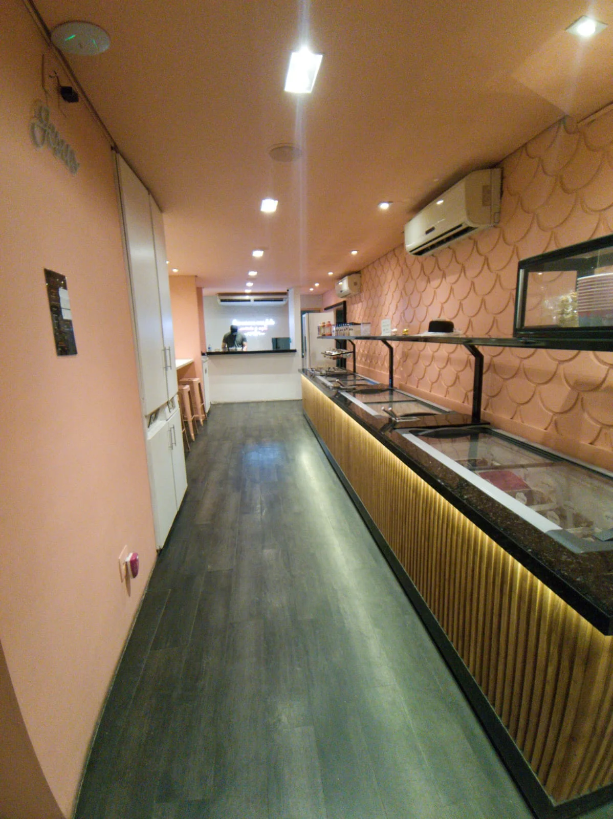 Interior do Point com balcão self-service
